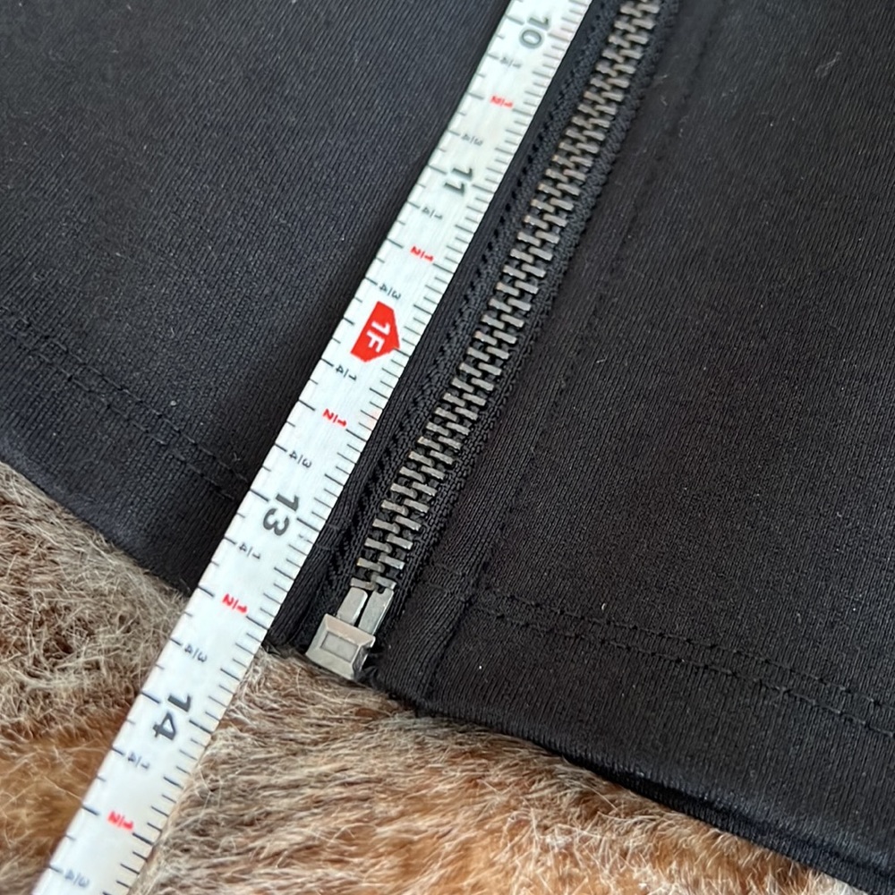 Tobi Front-Zip Mini - Picture 9 of 10